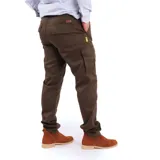 Pantalón cargo color beige, de corte recto, con bolsillos laterales y traseros.
