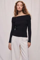 Sweater de tejido de punto acanalado negro, de calce entallado con diseño off-shoulder, escote amplio con solapa doblada y mangas largas.