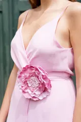 Vestido largo de crep rosa lila, con escote en V cruzado y detalle de aplicación floral en la cintura.