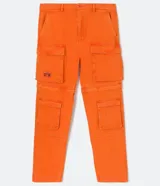 Pantalón cargo de corte holgado en sarga color naranja, con múltiples bolsillos laterales y cierre en las piernas que permite convertirlo en bermuda. Cuenta con cierre de botón y cremallera frontal.