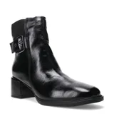 Bota de caña media confeccionada en cuero negro con acabado brillante. Presenta un taco cuadrado de altura media, puntera redondeada y detalle de hebilla metálica lateral con elástico para un mejor ajuste.