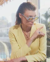 Dije en forma de nube con rostro sonriente y ojos con incrustaciones de cristal, acabado en tono plateado.