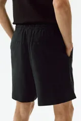 Short de lino y viscosa color negro, de corte relajado, con cintura elástica y cordón de ajuste.
