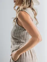 Conjunto sastrero rayado compuesto por chaleco con botones y pantalón wide leg.