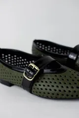 Guillerminas flat de ecocuero color beige con diseño calado en rombos y detalles en negro charol en la puntera y tira con hebilla dorada.