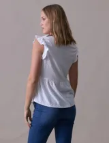 Blusa calada color celeste, marca Madden Girl. Cuello a la base, escote en V y lazo de ajuste. Sisa con volado.