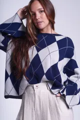 Sweater con diseño de rombos azul marino y gris claro, de tejido de punto, mangas largas y corte holgado.