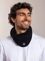 Cuello tipo bufanda tubular de polar azul marino con logo de la marca en etiqueta cosida.