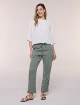 Pantalón de algodón color beige de corte recto, con pretina elastizada, cordón de ajuste y bolsillos laterales.