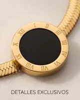 Collar tipo gargantilla de acero con baño de oro, compuesto por una cadena de eslabones planos tipo serpiente y un dije circular central con piedra ónix negra y números romanos grabados en el borde.