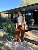 Bota corta de cuero vacuno con textura granulada, color crudo. Presenta cierre lateral metálico, tirador en la parte trasera y suela track de goma en tono contrastante.