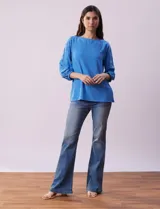 Blusa amarilla texturada con escote redondo y mangas 3/4 con puño elastizado. Aplique de broderie en escote y mangas. Marca Ruby Rd.