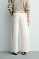 Jeans wide fit de color blanco, confeccionados en denim de algodón rígido, con corte relajado, tiro medio y diseño de cinco bolsillos.