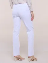 Pantalón de gabardina elastizada marca Zac & Rachel, color blanco, de corte recto. Posee pretina ancha con faja interna modeladora y costura frontal pespunteada en las piernas.