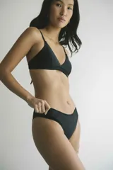 Bombacha de bikini vedetina color negro, confeccionada en tejido italiano con filtro UV+50.