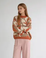 Buzo de tejido jacquard hecho a mano en mezcla de lana merino y seda, con diseño de formas orgánicas en tres colores. Presenta un calce relajado, cuello alto y terminaciones tejidas en rib.