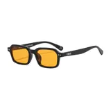 Gafas de sol unisex con montura rectangular gruesa de acetato color verde oliva translúcido y lentes marrones. Las patillas son transparentes en la parte superior.