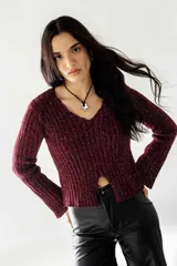 Buzo bordeaux de lurex con tajo delantero y mangas largas.
