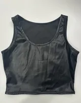 Top musculosa de ecocuero color negro, con escote redondo y corte ajustado.
