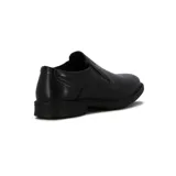 Mocasín negro de cuero liso, sin cordones, con elásticos laterales y suela de goma.