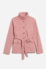 Tapado color rosa con cuello alto, cierre con botones a presión, bolsillos frontales con solapa y cinturón de tela ajustable.
