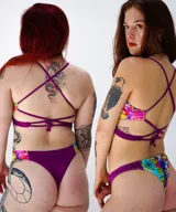 Conjunto de bikini con corpiño triangular estampado y bombacha lisa color fucsia. El corpiño tiene breteles finos y una banda ancha bajo el busto. La bombacha es de corte clásico.