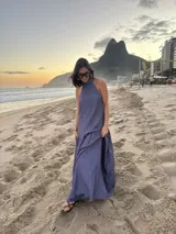 Vestido largo marrón de crepe texturizado, con cuello halter fruncido, diseño holgado y falda larga con vuelo.