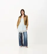 Pantalón wide leg de jean para mujer, con tiro medio, cintura doblada, costura lateral desplazada y bolsillos delanteros y traseros. Confeccionado en algodón certificado.