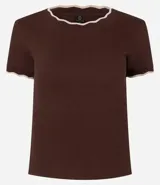 Top de manga corta ajustado al cuerpo, color marrón oscuro, con cuello redondo y bordes festoneados en color crema o beige claro.