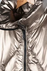 Campera puffer color bronce con cuello alto, cierre frontal negro, bolsillos laterales y elástico interno en la cintura.