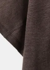 Camiseta de lino color marrón oscuro, con diseño recto, cuello redondo y mangas cortas holgadas.