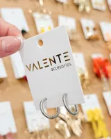 Aros tipo argolla de acero inoxidable, con diseño minimalista y cierre a presión.