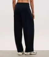 Pantalón deportivo modelo balloon de corte slouchy, con cintura elástica y volumen en las piernas. Confeccionado en tejido modal, poliéster y elastano.