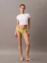 Bombacha clásica Calvin Klein, talle medio, color amarillo, con cintura elástica con logo de la marca.