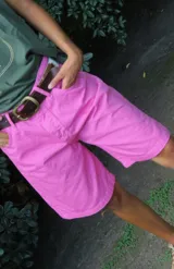 Bermuda de jean color rosa, de corte recto y largo a la rodilla.