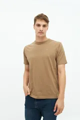 Remera azul marino de manga corta con logo bordado en el pecho. Corte clásico.