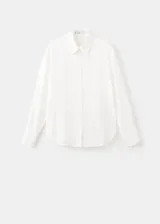 Camisa blanca de lyocell, con cuello solapa, mangas largas y detalle cruzado o de cinturón simulado en la cintura.