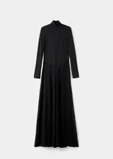 Vestido largo de fiesta color negro, con cuello alto, manga larga y diseño evasé. Presenta un corte en pico en la cintura y forro interior.
