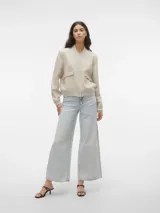Campera bomber corta de color beige, confeccionada en tejido sarga, con cuello tipo rib, cierre frontal de botones a presión, bolsillos frontales con solapa y puños y dobladillo elasticados.