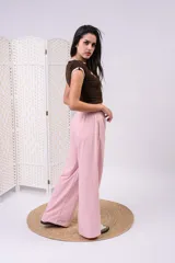 Jogging de algodón premium color rosado, con diseño de pierna ancha, corte recto y cintura elastizada con cordón de ajuste.