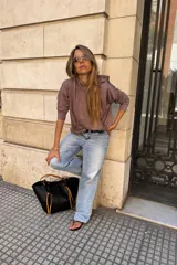 Canguro con capucha de manga larga, color marrón topo, de calce amplio y tejido suave. Presenta bolsillo canguro frontal y puños y ruedo ajustados.