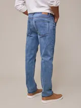 Jean de denim elastizado celeste, corte slim fit.