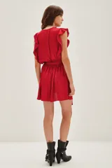 Vestido corto azul oscuro con escote en V profundo, mangas cortas con volados y elástico en la cintura.