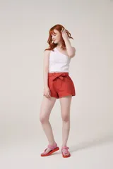 Short color rojo coral con lazo en la cintura y bolsillos delanteros.