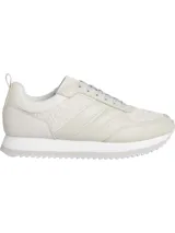 Zapatillas deportivas de mujer estilo retro running, color blanco hueso, con paneles de piel lisa, ante y textura grabada con monograma CK. Cuentan con cordones, forro de malla y suela de goma natural.