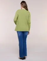 Cardigan de punto acanalado color verde, con bolsillos simulados y ribetes en contraste blanco en la apertura frontal, puños y bolsillos, de manga larga y diseño abierto.