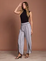 Pantalón de lino con rayas verticales grises y blancas, pretina ancha elastizada en punto smock, pierna ancha y ruedo con tajo.