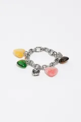 Pulsera de eslabones plateados con dijes colgantes en forma de corazón de diferentes colores, incluyendo amarillo, verde, gris, rosado y marrón.