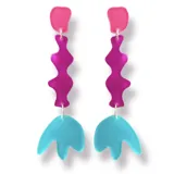 Aros colgantes con piezas geométricas de acrílico en colores rosa, fucsia y celeste.