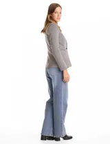 Blazer entallado de tejido jacquard con estampado de pata de gallo en tonos blanco y negro. Presenta cuello con solapas clásicas, cierre frontal con un botón, bolsillos delanteros con solapa y forro interno a tono.